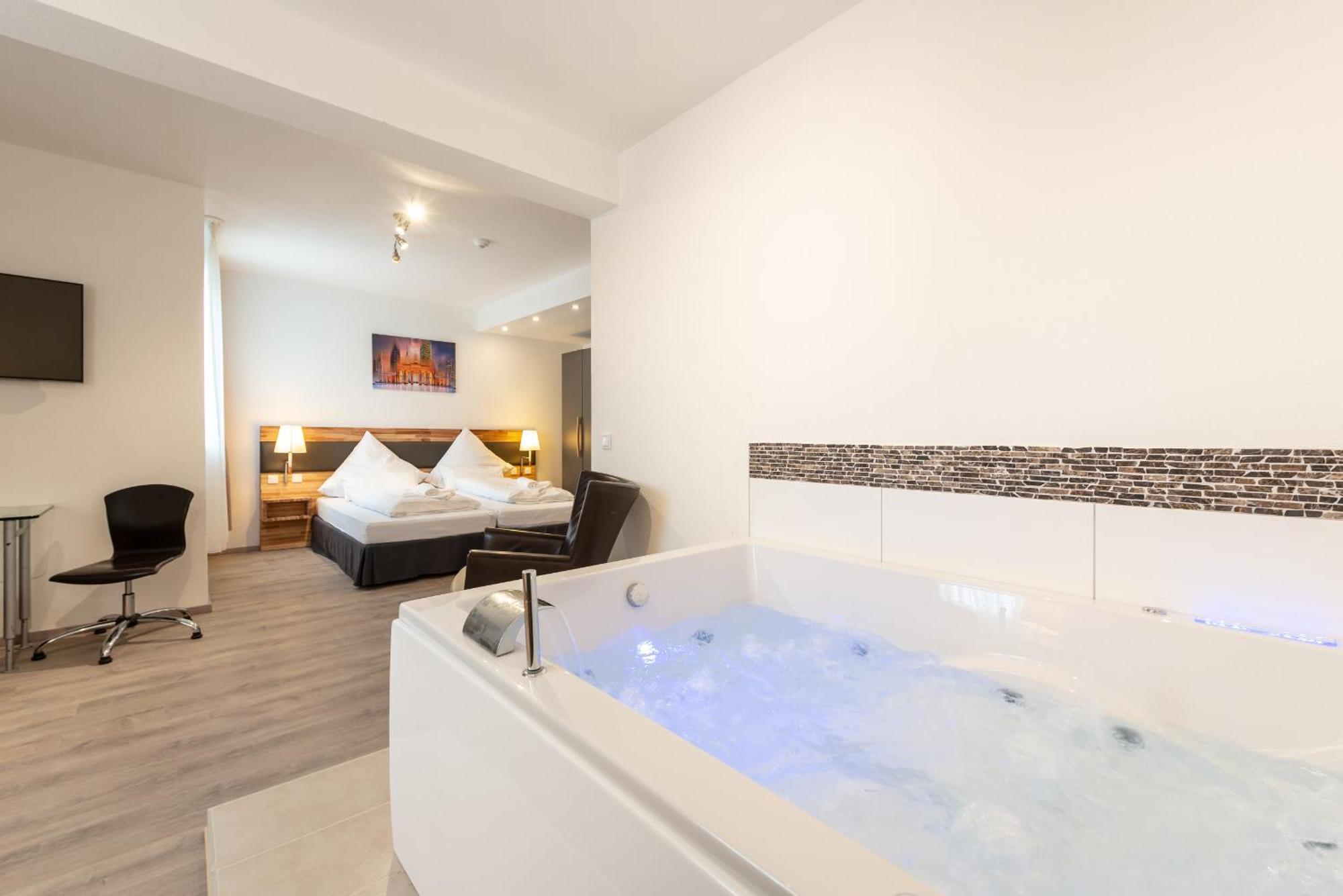 Hotel In Laisen Reutlingen Room photo