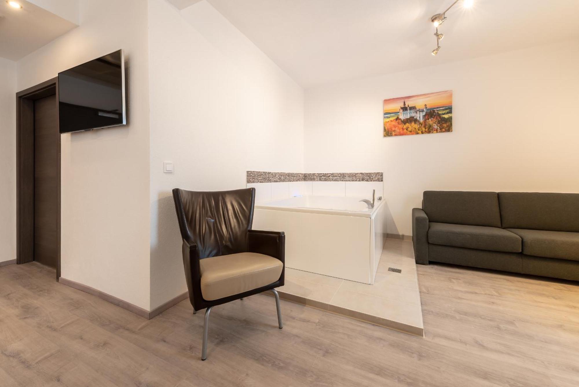 Hotel In Laisen Reutlingen Room photo
