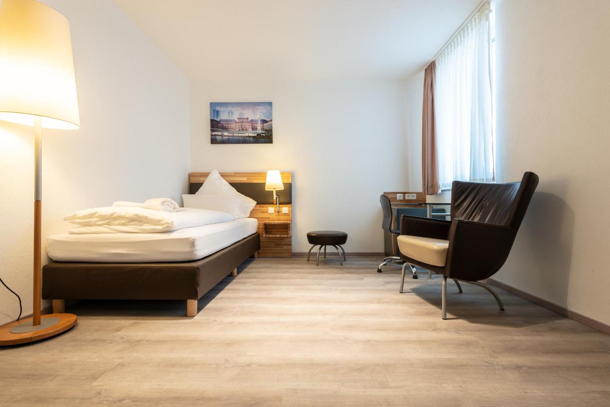 Hotel In Laisen Reutlingen Room photo