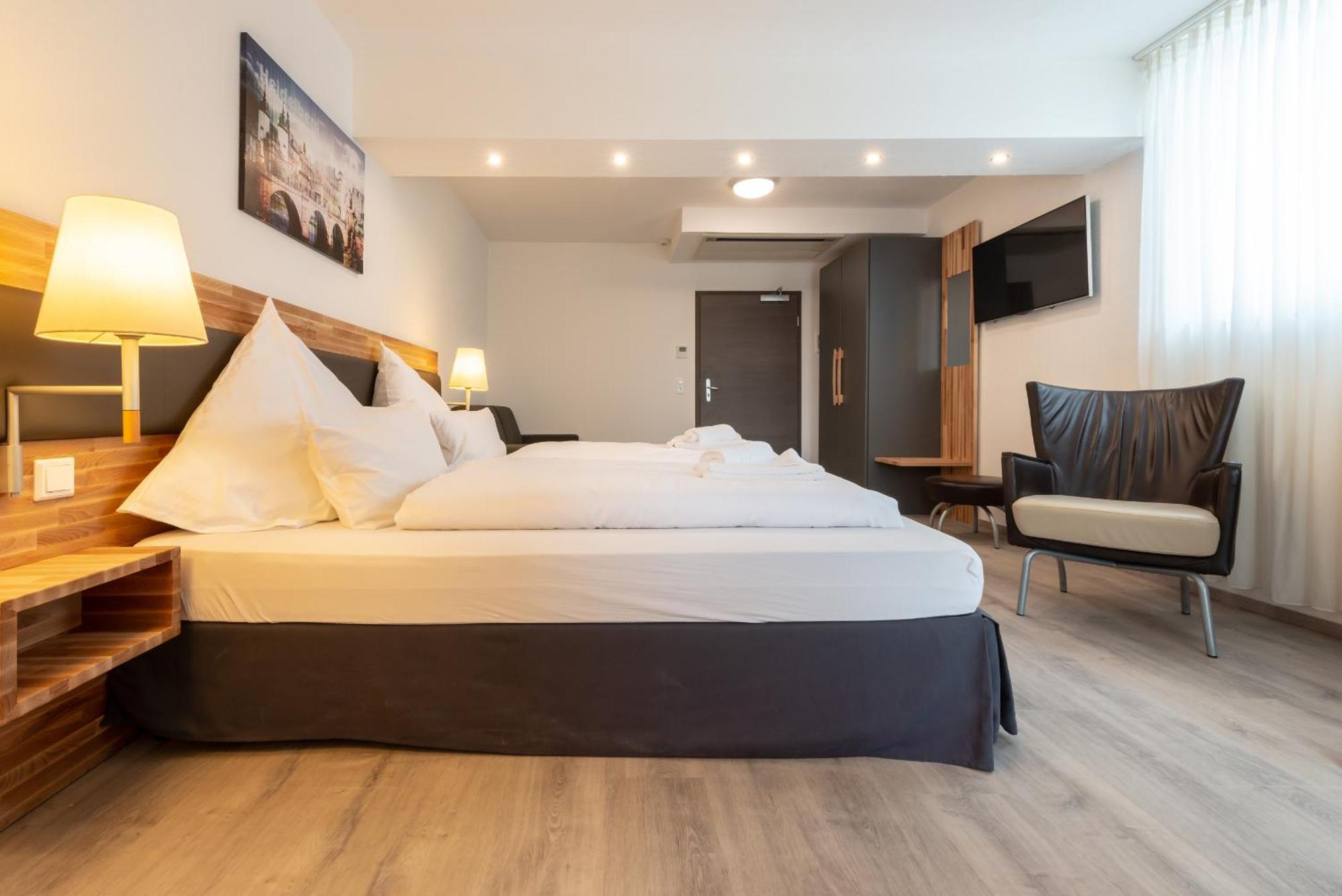 Hotel In Laisen Reutlingen Room photo