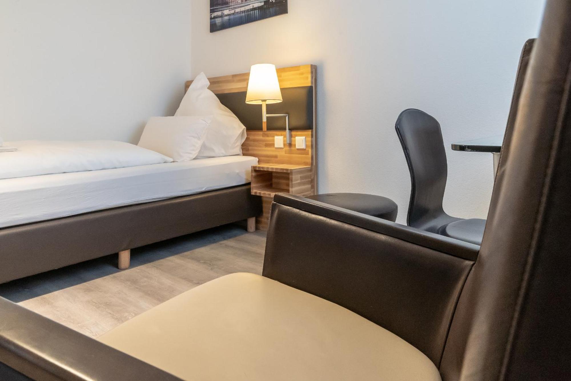 Hotel In Laisen Reutlingen Room photo