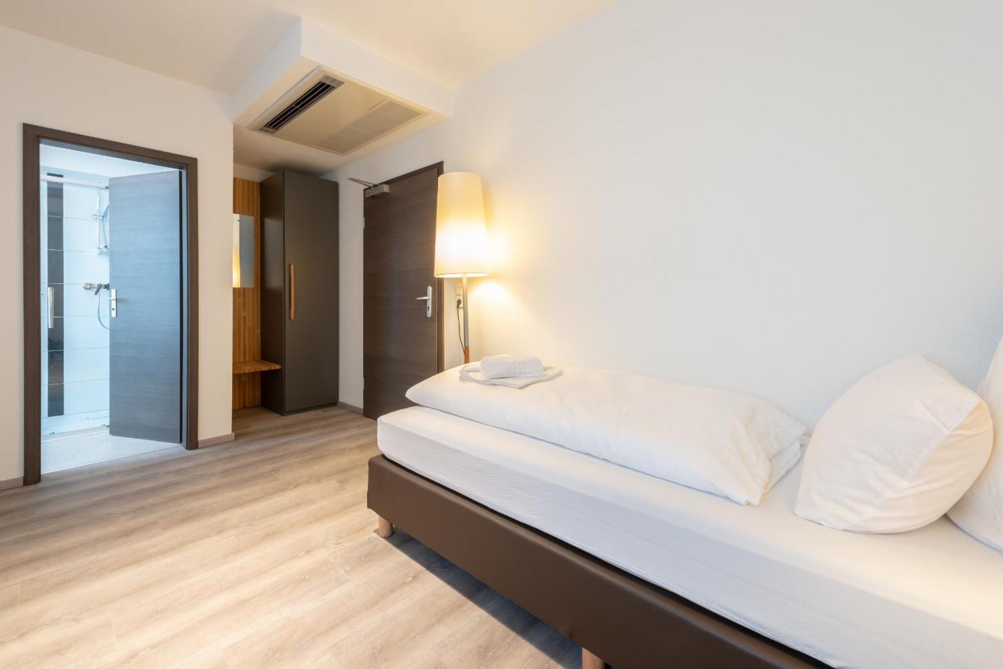 Hotel In Laisen Reutlingen Room photo