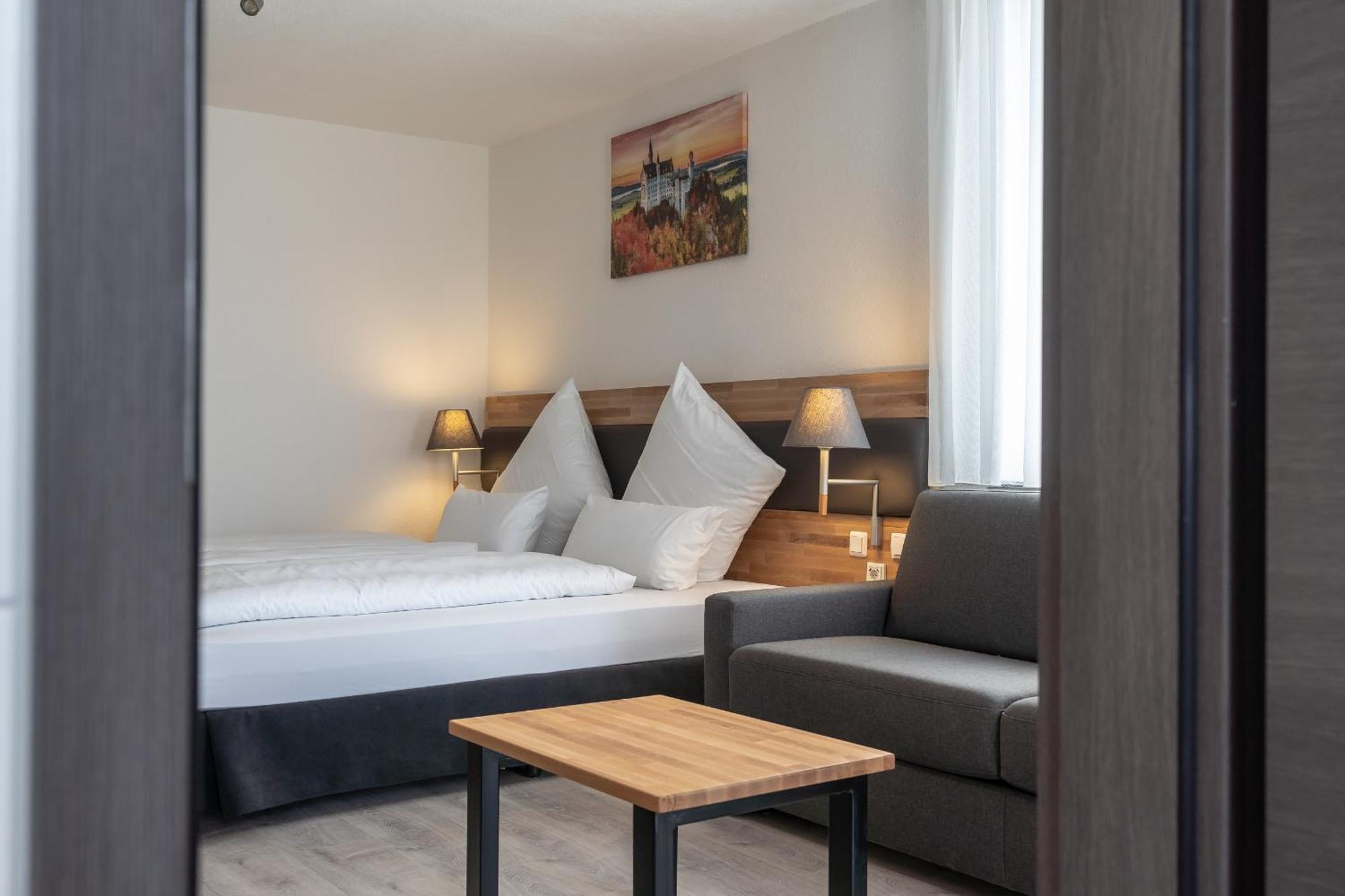 Hotel In Laisen Reutlingen Room photo