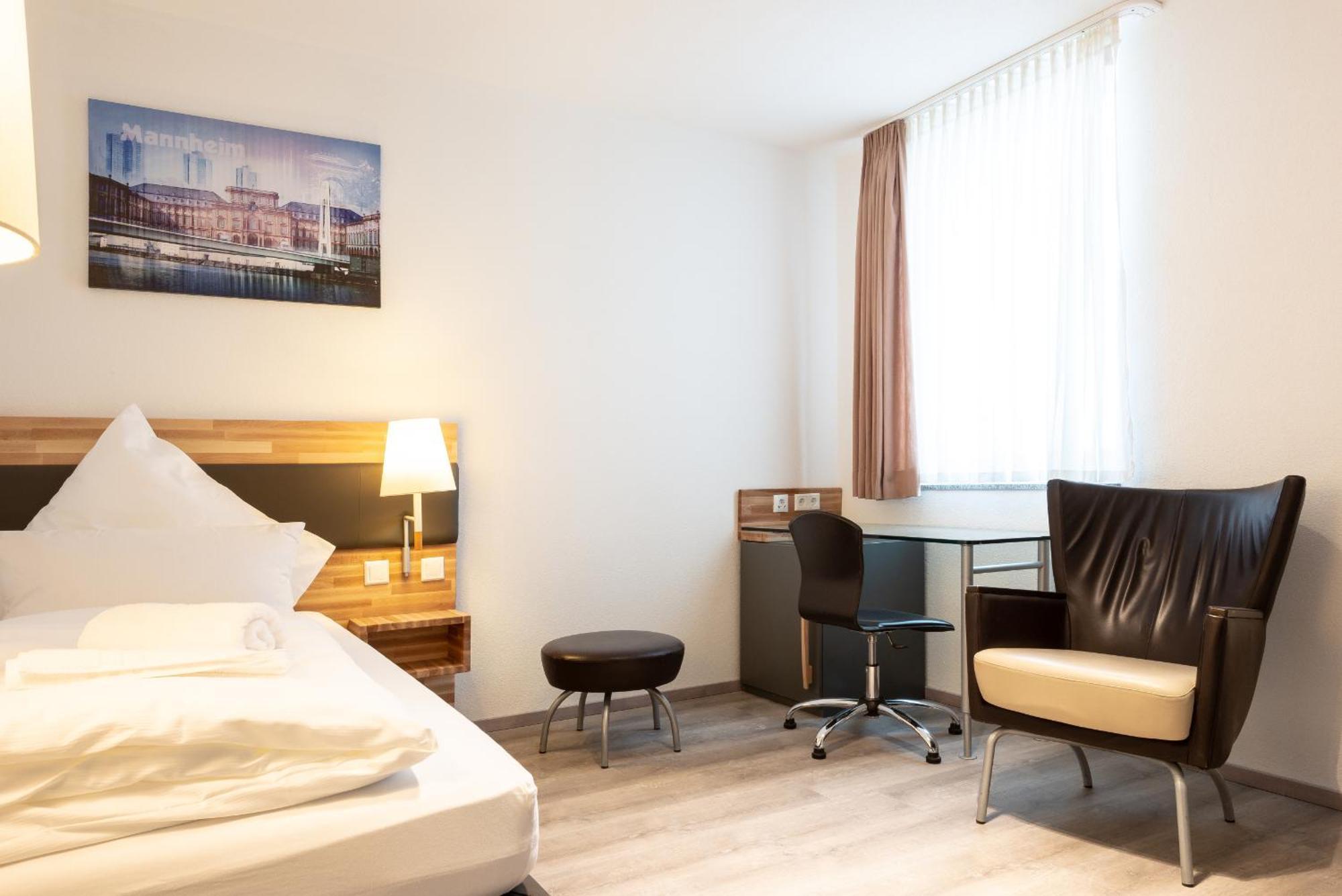 Hotel In Laisen Reutlingen Room photo