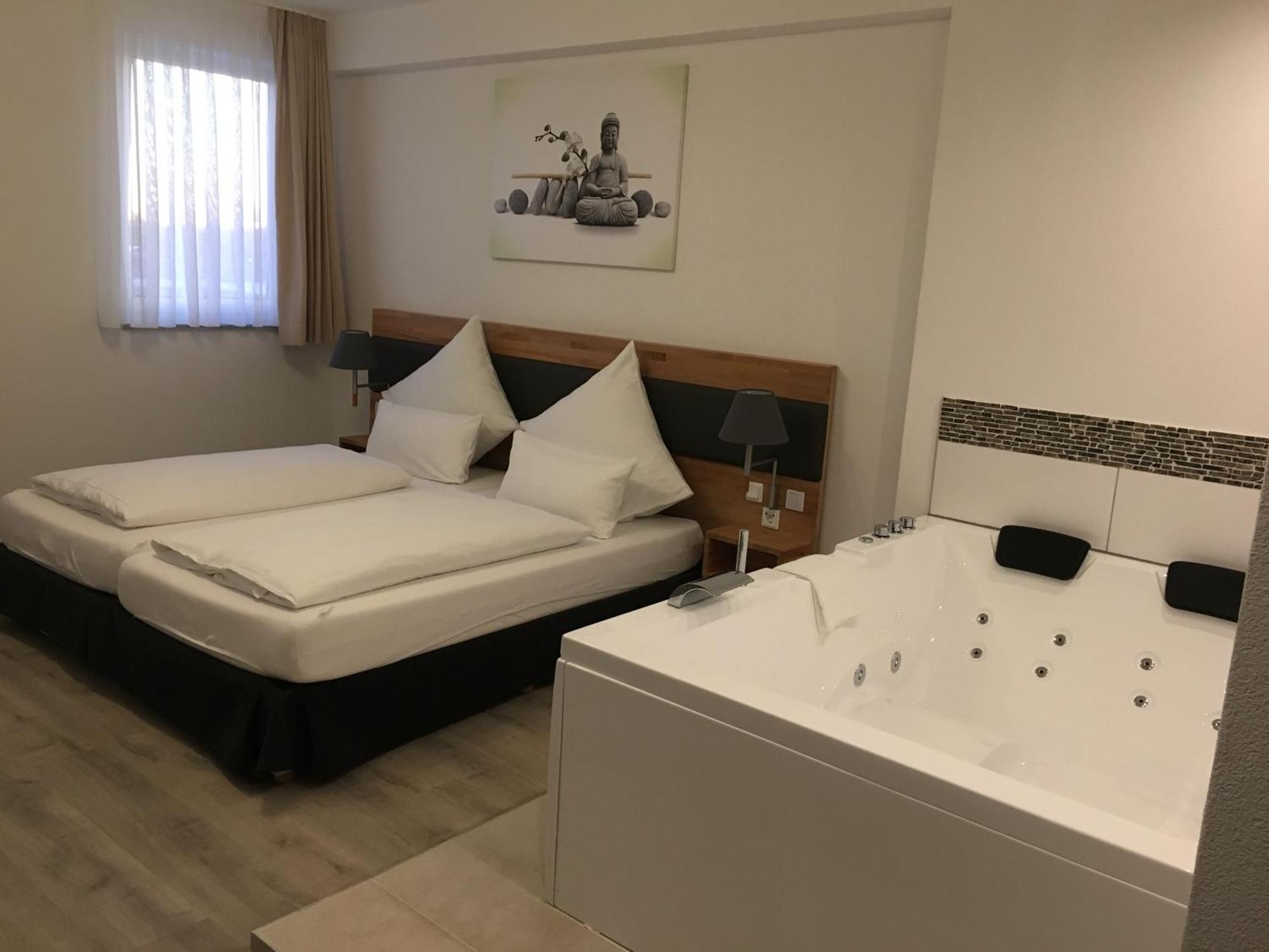 Hotel In Laisen Reutlingen Room photo