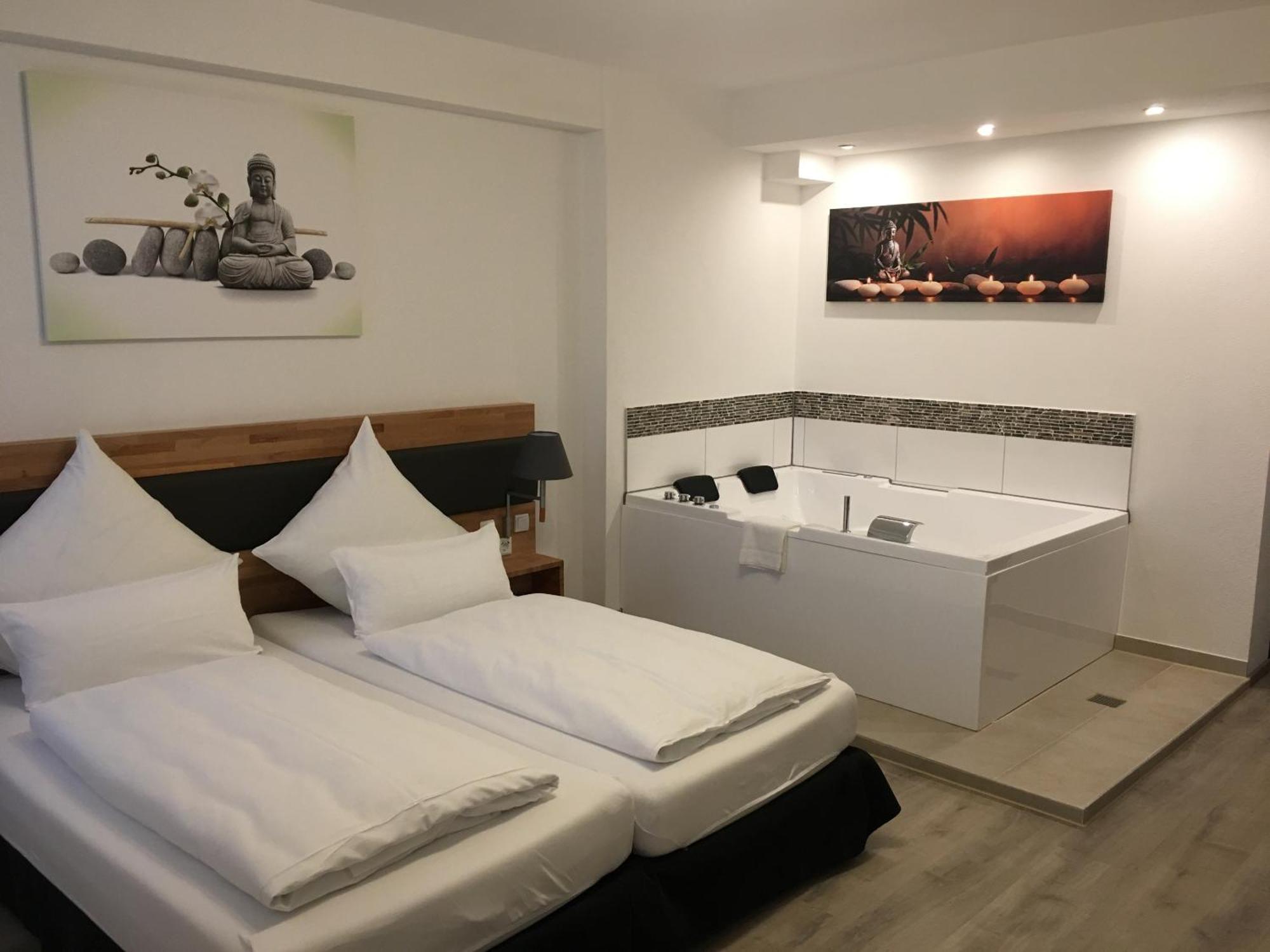 Hotel In Laisen Reutlingen Room photo